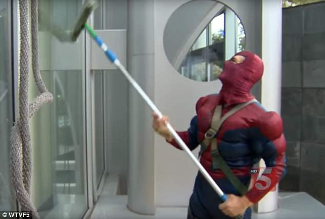 Người nhện lau cửa sổ bệnh viện nhi bỗng trở thành tội phạm ngồi tù 105 năm vì tội danh không thể dung thứ